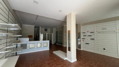 Local comercial en alquiler en Avenida de la Constitución - Más