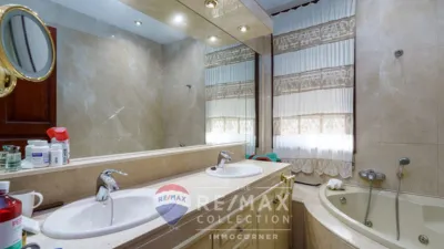 Semi-detached house on Carrer de Victorio Luzuriaga photo 37