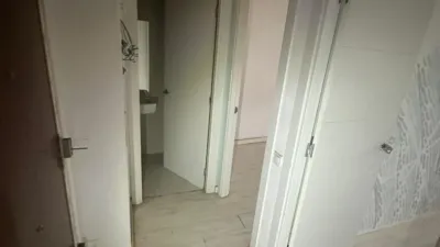 Ground floor apartment with garden! Ground floor flat for sale on Carrer Cavallers, in the town of Esparraguera. Building from 2011. It comprises a living-dining room with semi-open kitchen, three-piece bathroom with bath, and two single bedrooms (previously one). From the living-dining room there is access to a terrace-garden of approximately 27 m². The property requires [renovation]. For more information, please do not hesitate to contact us. photo 7