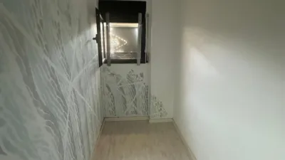 Ground floor apartment with garden! Ground floor flat for sale on Carrer Cavallers, in the town of Esparraguera. Building from 2011. It comprises a living-dining room with semi-open kitchen, three-piece bathroom with bath, and two single bedrooms (previously one). From the living-dining room there is access to a terrace-garden of approximately 27 m². The property requires [renovation]. For more information, please do not hesitate to contact us. photo 8