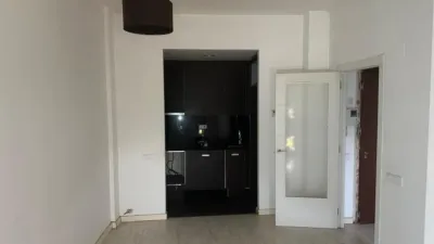 Ground floor apartment with garden! Ground floor flat for sale on Carrer Cavallers, in the town of Esparraguera. Building from 2011. It comprises a living-dining room with semi-open kitchen, three-piece bathroom with bath, and two single bedrooms (previously one). From the living-dining room there is access to a terrace-garden of approximately 27 m². The property requires [renovation]. For more information, please do not hesitate to contact us. photo 5