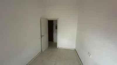 Ground floor apartment with garden! Ground floor flat for sale on Carrer Cavallers, in the town of Esparraguera. Building from 2011. It comprises a living-dining room with semi-open kitchen, three-piece bathroom with bath, and two single bedrooms (previously one). From the living-dining room there is access to a terrace-garden of approximately 27 m². The property requires [renovation]. For more information, please do not hesitate to contact us. photo 12