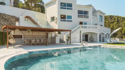 Chalet on Carrer del Riu Muga photo 2