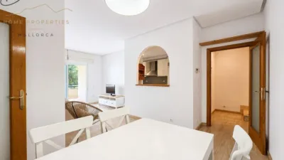 Ground floor apartment with two terraces, swimming pools, parking and storage room in La Bonanova. Living in La Bonanova means enjoying one of the most valued residential areas in Palma, combining tranquility, good transport links and proximity to all amenities. In this privileged setting we find this attractive ground floor apartment with two bedrooms and two terraces, located in a well-kept high-end residential complex. The property stands out for its outdoor spaces, its good layout and the quality of its finishes, making it an excellent option both as a main residence and as a second home in Mallorca. The interior is arranged with two bedrooms, both with direct access to the terrace, and two bathrooms. It also features built-in wardrobes and parquet flooring, adding warmth and functionality to the different rooms. The living room connects to the kitchen, creating a comfortable and practical day zone, and the apartment also includes a separate laundry area. One of its main attractions is its two private terraces. The terrace connected directly to the living room offers space for an outdoor dining area, perfect for enjoying dinners, gatherings with friends or simply relaxing outdoors. From here you can even admire the characteristic silhouette of Bellver Castle, adding special appeal to the surroundings. The property also has a second terrace, connected to the ground floor, considerably expanding the possibilities for enjoying the outdoors for much of the year. The residential complex offers well-maintained communal areas with two large swimming pools, perfectly kept gardens, rest areas with benches and various spaces designed to enjoy the environment and leisure time with family. The apartment also includes a parking space and storage room, two particularly practical and valued features in this area of Palma. La Bonanova is one of the residential areas with the highest demand in the city thanks to its tranquility, excellent location and quick connections to the main access routes to Palma. Its proximity to Queens College is also noteworthy, making this location especially interesting for families and international buyers looking to establish their residence near an international school. A property particularly suited for those seeking quality of life, outdoor spaces, communal areas and a privileged location in Palma de Mallorca, whether as a main residence or second home. Contact us for more information and to view this property and its terraces in person in one of the most attractive areas of La Bonanova. The price includes the agency fees, payable by the seller. It does not include taxes or purchase costs — ITP or VAT/AJD, notary and registration — which will be borne by the buyer. Their amount will depend on the value of the transaction and the personal circumstances of the purchaser. photo 16