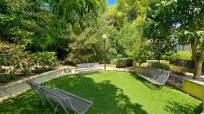 Ground floor apartment with two terraces, swimming pools, parking and storage room in La Bonanova. Living in La Bonanova means enjoying one of the most valued residential areas in Palma, combining tranquility, good transport links and proximity to all amenities. In this privileged setting we find this attractive ground floor apartment with two bedrooms and two terraces, located in a well-kept high-end residential complex. The property stands out for its outdoor spaces, its good layout and the quality of its finishes, making it an excellent option both as a main residence and as a second home in Mallorca. The interior is arranged with two bedrooms, both with direct access to the terrace, and two bathrooms. It also features built-in wardrobes and parquet flooring, adding warmth and functionality to the different rooms. The living room connects to the kitchen, creating a comfortable and practical day zone, and the apartment also includes a separate laundry area. One of its main attractions is its two private terraces. The terrace connected directly to the living room offers space for an outdoor dining area, perfect for enjoying dinners, gatherings with friends or simply relaxing outdoors. From here you can even admire the characteristic silhouette of Bellver Castle, adding special appeal to the surroundings. The property also has a second terrace, connected to the ground floor, considerably expanding the possibilities for enjoying the outdoors for much of the year. The residential complex offers well-maintained communal areas with two large swimming pools, perfectly kept gardens, rest areas with benches and various spaces designed to enjoy the environment and leisure time with family. The apartment also includes a parking space and storage room, two particularly practical and valued features in this area of Palma. La Bonanova is one of the residential areas with the highest demand in the city thanks to its tranquility, excellent location and quick connections to the main access routes to Palma. Its proximity to Queens College is also noteworthy, making this location especially interesting for families and international buyers looking to establish their residence near an international school. A property particularly suited for those seeking quality of life, outdoor spaces, communal areas and a privileged location in Palma de Mallorca, whether as a main residence or second home. Contact us for more information and to view this property and its terraces in person in one of the most attractive areas of La Bonanova. The price includes the agency fees, payable by the seller. It does not include taxes or purchase costs — ITP or VAT/AJD, notary and registration — which will be borne by the buyer. Their amount will depend on the value of the transaction and the personal circumstances of the purchaser. photo 32