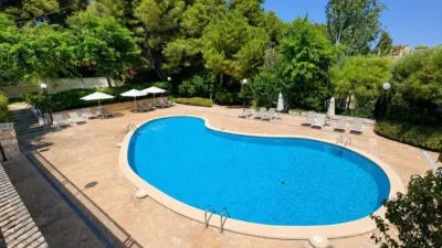 Ground floor apartment with two terraces, swimming pools, parking and storage room in La Bonanova. Living in La Bonanova means enjoying one of the most valued residential areas in Palma, combining tranquility, good transport links and proximity to all amenities. In this privileged setting we find this attractive ground floor apartment with two bedrooms and two terraces, located in a well-kept high-end residential complex. The property stands out for its outdoor spaces, its good layout and the quality of its finishes, making it an excellent option both as a main residence and as a second home in Mallorca. The interior is arranged with two bedrooms, both with direct access to the terrace, and two bathrooms. It also features built-in wardrobes and parquet flooring, adding warmth and functionality to the different rooms. The living room connects to the kitchen, creating a comfortable and practical day zone, and the apartment also includes a separate laundry area. One of its main attractions is its two private terraces. The terrace connected directly to the living room offers space for an outdoor dining area, perfect for enjoying dinners, gatherings with friends or simply relaxing outdoors. From here you can even admire the characteristic silhouette of Bellver Castle, adding special appeal to the surroundings. The property also has a second terrace, connected to the ground floor, considerably expanding the possibilities for enjoying the outdoors for much of the year. The residential complex offers well-maintained communal areas with two large swimming pools, perfectly kept gardens, rest areas with benches and various spaces designed to enjoy the environment and leisure time with family. The apartment also includes a parking space and storage room, two particularly practical and valued features in this area of Palma. La Bonanova is one of the residential areas with the highest demand in the city thanks to its tranquility, excellent location and quick connections to the main access routes to Palma. Its proximity to Queens College is also noteworthy, making this location especially interesting for families and international buyers looking to establish their residence near an international school. A property particularly suited for those seeking quality of life, outdoor spaces, communal areas and a privileged location in Palma de Mallorca, whether as a main residence or second home. Contact us for more information and to view this property and its terraces in person in one of the most attractive areas of La Bonanova. The price includes the agency fees, payable by the seller. It does not include taxes or purchase costs — ITP or VAT/AJD, notary and registration — which will be borne by the buyer. Their amount will depend on the value of the transaction and the personal circumstances of the purchaser. photo 3