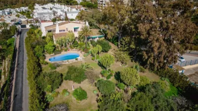 Chalet on Urbanización Atalaya del Golf Street photo 3