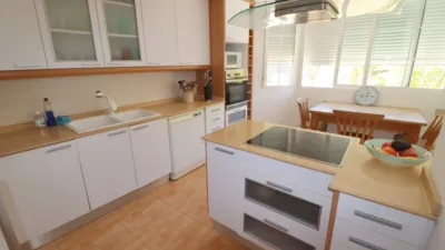 Semi-detached house on Enrique Soriano Street photo 9