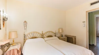 Apartment on Avenida de Alfonso X 'El Sabio' photo 24