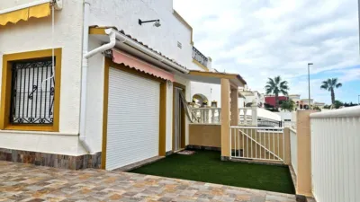 Terraced house on Calle Lagunas de Ruidera photo 2