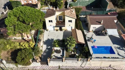 Chalet on Carrer Montjuïc photo 2