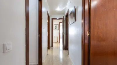 Apialia Sabadell presents this spacious and bright apartment by builder Mañero, located in one of the most established and attractive areas of Gràcia, surrounded by shops, services, schools, and public transport. The property is in a building with lift access and includes a parking space and storage room in the price, adding significant value to the location. The layout is comfortable and functional, featuring 3 bedrooms: two doubles and one single. It has a full en-suite bathroom and a modern design powder room with a double sink, which was previously a full bathroom. The daytime area comprises a large, bright living-dining room with direct access to a balcony offering clear views, perfect for enjoying natural light and the outdoors. The fully independent kitchen is clearly separated from the living area, providing a practical and contemporary space. An excellent opportunity for those seeking space, light, a good layout, and all amenities, including parking and storage, in a privileged location in Gràcia. Property condition: Ready to move in. Useful area: 105 m Built-up area: 135 m2 AICAT No.: A14038 API No.: 8304 Pressurized Zone: YES Large Holder Status: NO In accordance with Article 20.1.c) of TRLGDCU and Royal Decree 515/1989, the advertised price does not include taxes or transaction costs unless expressly stated. If the transaction is subject to VAT, the current rate under Law 37/1992 will apply, along with AJD where applicable. If subject to ITP, it will be settled in accordance with Legislative Royal Decree 1/1993 and current tax regulations in Catalonia. Notary and registration fees will be paid according to the tariff, in line with the relevant Royal Decrees. The buyer will not assume expenses legally attributable to the seller. ENERGY LABEL: 5590026DF2959H0027SJ photo 50