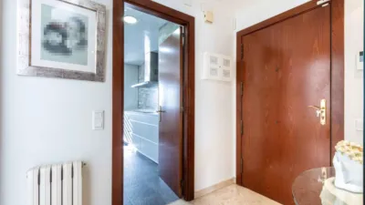 Apialia Sabadell presents this spacious and bright apartment by builder Mañero, located in one of the most established and attractive areas of Gràcia, surrounded by shops, services, schools, and public transport. The property is in a building with lift access and includes a parking space and storage room in the price, adding significant value to the location. The layout is comfortable and functional, featuring 3 bedrooms: two doubles and one single. It has a full en-suite bathroom and a modern design powder room with a double sink, which was previously a full bathroom. The daytime area comprises a large, bright living-dining room with direct access to a balcony offering clear views, perfect for enjoying natural light and the outdoors. The fully independent kitchen is clearly separated from the living area, providing a practical and contemporary space. An excellent opportunity for those seeking space, light, a good layout, and all amenities, including parking and storage, in a privileged location in Gràcia. Property condition: Ready to move in. Useful area: 105 m Built-up area: 135 m2 AICAT No.: A14038 API No.: 8304 Pressurized Zone: YES Large Holder Status: NO In accordance with Article 20.1.c) of TRLGDCU and Royal Decree 515/1989, the advertised price does not include taxes or transaction costs unless expressly stated. If the transaction is subject to VAT, the current rate under Law 37/1992 will apply, along with AJD where applicable. If subject to ITP, it will be settled in accordance with Legislative Royal Decree 1/1993 and current tax regulations in Catalonia. Notary and registration fees will be paid according to the tariff, in line with the relevant Royal Decrees. The buyer will not assume expenses legally attributable to the seller. ENERGY LABEL: 5590026DF2959H0027SJ photo 20