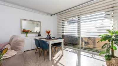 Apialia Sabadell presents this spacious and bright apartment by builder Mañero, located in one of the most established and attractive areas of Gràcia, surrounded by shops, services, schools, and public transport. The property is in a building with lift access and includes a parking space and storage room in the price, adding significant value to the location. The layout is comfortable and functional, featuring 3 bedrooms: two doubles and one single. It has a full en-suite bathroom and a modern design powder room with a double sink, which was previously a full bathroom. The daytime area comprises a large, bright living-dining room with direct access to a balcony offering clear views, perfect for enjoying natural light and the outdoors. The fully independent kitchen is clearly separated from the living area, providing a practical and contemporary space. An excellent opportunity for those seeking space, light, a good layout, and all amenities, including parking and storage, in a privileged location in Gràcia. Property condition: Ready to move in. Useful area: 105 m Built-up area: 135 m2 AICAT No.: A14038 API No.: 8304 Pressurized Zone: YES Large Holder Status: NO In accordance with Article 20.1.c) of TRLGDCU and Royal Decree 515/1989, the advertised price does not include taxes or transaction costs unless expressly stated. If the transaction is subject to VAT, the current rate under Law 37/1992 will apply, along with AJD where applicable. If subject to ITP, it will be settled in accordance with Legislative Royal Decree 1/1993 and current tax regulations in Catalonia. Notary and registration fees will be paid according to the tariff, in line with the relevant Royal Decrees. The buyer will not assume expenses legally attributable to the seller. ENERGY LABEL: 5590026DF2959H0027SJ photo 24