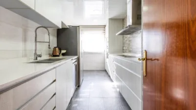 Apialia Sabadell presents this spacious and bright apartment by builder Mañero, located in one of the most established and attractive areas of Gràcia, surrounded by shops, services, schools, and public transport. The property is in a building with lift access and includes a parking space and storage room in the price, adding significant value to the location. The layout is comfortable and functional, featuring 3 bedrooms: two doubles and one single. It has a full en-suite bathroom and a modern design powder room with a double sink, which was previously a full bathroom. The daytime area comprises a large, bright living-dining room with direct access to a balcony offering clear views, perfect for enjoying natural light and the outdoors. The fully independent kitchen is clearly separated from the living area, providing a practical and contemporary space. An excellent opportunity for those seeking space, light, a good layout, and all amenities, including parking and storage, in a privileged location in Gràcia. Property condition: Ready to move in. Useful area: 105 m Built-up area: 135 m2 AICAT No.: A14038 API No.: 8304 Pressurized Zone: YES Large Holder Status: NO In accordance with Article 20.1.c) of TRLGDCU and Royal Decree 515/1989, the advertised price does not include taxes or transaction costs unless expressly stated. If the transaction is subject to VAT, the current rate under Law 37/1992 will apply, along with AJD where applicable. If subject to ITP, it will be settled in accordance with Legislative Royal Decree 1/1993 and current tax regulations in Catalonia. Notary and registration fees will be paid according to the tariff, in line with the relevant Royal Decrees. The buyer will not assume expenses legally attributable to the seller. ENERGY LABEL: 5590026DF2959H0027SJ photo 3