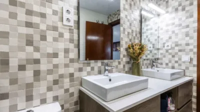 Apialia Sabadell presents this spacious and bright apartment by builder Mañero, located in one of the most established and attractive areas of Gràcia, surrounded by shops, services, schools, and public transport. The property is in a building with lift access and includes a parking space and storage room in the price, adding significant value to the location. The layout is comfortable and functional, featuring 3 bedrooms: two doubles and one single. It has a full en-suite bathroom and a modern design powder room with a double sink, which was previously a full bathroom. The daytime area comprises a large, bright living-dining room with direct access to a balcony offering clear views, perfect for enjoying natural light and the outdoors. The fully independent kitchen is clearly separated from the living area, providing a practical and contemporary space. An excellent opportunity for those seeking space, light, a good layout, and all amenities, including parking and storage, in a privileged location in Gràcia. Property condition: Ready to move in. Useful area: 105 m Built-up area: 135 m2 AICAT No.: A14038 API No.: 8304 Pressurized Zone: YES Large Holder Status: NO In accordance with Article 20.1.c) of TRLGDCU and Royal Decree 515/1989, the advertised price does not include taxes or transaction costs unless expressly stated. If the transaction is subject to VAT, the current rate under Law 37/1992 will apply, along with AJD where applicable. If subject to ITP, it will be settled in accordance with Legislative Royal Decree 1/1993 and current tax regulations in Catalonia. Notary and registration fees will be paid according to the tariff, in line with the relevant Royal Decrees. The buyer will not assume expenses legally attributable to the seller. ENERGY LABEL: 5590026DF2959H0027SJ photo 5