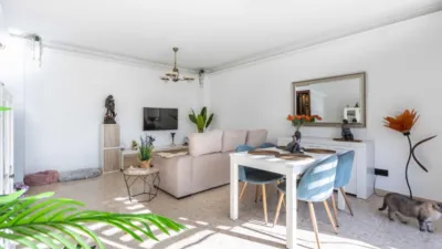 Apialia Sabadell presents this spacious and bright apartment by builder Mañero, located in one of the most established and attractive areas of Gràcia, surrounded by shops, services, schools, and public transport. The property is in a building with lift access and includes a parking space and storage room in the price, adding significant value to the location. The layout is comfortable and functional, featuring 3 bedrooms: two doubles and one single. It has a full en-suite bathroom and a modern design powder room with a double sink, which was previously a full bathroom. The daytime area comprises a large, bright living-dining room with direct access to a balcony offering clear views, perfect for enjoying natural light and the outdoors. The fully independent kitchen is clearly separated from the living area, providing a practical and contemporary space. An excellent opportunity for those seeking space, light, a good layout, and all amenities, including parking and storage, in a privileged location in Gràcia. Property condition: Ready to move in. Useful area: 105 m Built-up area: 135 m2 AICAT No.: A14038 API No.: 8304 Pressurized Zone: YES Large Holder Status: NO In accordance with Article 20.1.c) of TRLGDCU and Royal Decree 515/1989, the advertised price does not include taxes or transaction costs unless expressly stated. If the transaction is subject to VAT, the current rate under Law 37/1992 will apply, along with AJD where applicable. If subject to ITP, it will be settled in accordance with Legislative Royal Decree 1/1993 and current tax regulations in Catalonia. Notary and registration fees will be paid according to the tariff, in line with the relevant Royal Decrees. The buyer will not assume expenses legally attributable to the seller. ENERGY LABEL: 5590026DF2959H0027SJ photo 30