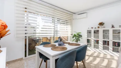 Apialia Sabadell presents this spacious and bright apartment by builder Mañero, located in one of the most established and attractive areas of Gràcia, surrounded by shops, services, schools, and public transport. The property is in a building with lift access and includes a parking space and storage room in the price, adding significant value to the location. The layout is comfortable and functional, featuring 3 bedrooms: two doubles and one single. It has a full en-suite bathroom and a modern design powder room with a double sink, which was previously a full bathroom. The daytime area comprises a large, bright living-dining room with direct access to a balcony offering clear views, perfect for enjoying natural light and the outdoors. The fully independent kitchen is clearly separated from the living area, providing a practical and contemporary space. An excellent opportunity for those seeking space, light, a good layout, and all amenities, including parking and storage, in a privileged location in Gràcia. Property condition: Ready to move in. Useful area: 105 m Built-up area: 135 m2 AICAT No.: A14038 API No.: 8304 Pressurized Zone: YES Large Holder Status: NO In accordance with Article 20.1.c) of TRLGDCU and Royal Decree 515/1989, the advertised price does not include taxes or transaction costs unless expressly stated. If the transaction is subject to VAT, the current rate under Law 37/1992 will apply, along with AJD where applicable. If subject to ITP, it will be settled in accordance with Legislative Royal Decree 1/1993 and current tax regulations in Catalonia. Notary and registration fees will be paid according to the tariff, in line with the relevant Royal Decrees. The buyer will not assume expenses legally attributable to the seller. ENERGY LABEL: 5590026DF2959H0027SJ photo 26