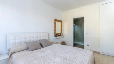 Apialia Sabadell presents this spacious and bright apartment by builder Mañero, located in one of the most established and attractive areas of Gràcia, surrounded by shops, services, schools, and public transport. The property is in a building with lift access and includes a parking space and storage room in the price, adding significant value to the location. The layout is comfortable and functional, featuring 3 bedrooms: two doubles and one single. It has a full en-suite bathroom and a modern design powder room with a double sink, which was previously a full bathroom. The daytime area comprises a large, bright living-dining room with direct access to a balcony offering clear views, perfect for enjoying natural light and the outdoors. The fully independent kitchen is clearly separated from the living area, providing a practical and contemporary space. An excellent opportunity for those seeking space, light, a good layout, and all amenities, including parking and storage, in a privileged location in Gràcia. Property condition: Ready to move in. Useful area: 105 m Built-up area: 135 m2 AICAT No.: A14038 API No.: 8304 Pressurized Zone: YES Large Holder Status: NO In accordance with Article 20.1.c) of TRLGDCU and Royal Decree 515/1989, the advertised price does not include taxes or transaction costs unless expressly stated. If the transaction is subject to VAT, the current rate under Law 37/1992 will apply, along with AJD where applicable. If subject to ITP, it will be settled in accordance with Legislative Royal Decree 1/1993 and current tax regulations in Catalonia. Notary and registration fees will be paid according to the tariff, in line with the relevant Royal Decrees. The buyer will not assume expenses legally attributable to the seller. ENERGY LABEL: 5590026DF2959H0027SJ photo 10