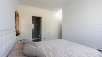 Apialia Sabadell presents this spacious and bright apartment by builder Mañero, located in one of the most established and attractive areas of Gràcia, surrounded by shops, services, schools, and public transport. The property is in a building with lift access and includes a parking space and storage room in the price, adding significant value to the location. The layout is comfortable and functional, featuring 3 bedrooms: two doubles and one single. It has a full en-suite bathroom and a modern design powder room with a double sink, which was previously a full bathroom. The daytime area comprises a large, bright living-dining room with direct access to a balcony offering clear views, perfect for enjoying natural light and the outdoors. The fully independent kitchen is clearly separated from the living area, providing a practical and contemporary space. An excellent opportunity for those seeking space, light, a good layout, and all amenities, including parking and storage, in a privileged location in Gràcia. Property condition: Ready to move in. Useful area: 105 m Built-up area: 135 m2 AICAT No.: A14038 API No.: 8304 Pressurized Zone: YES Large Holder Status: NO In accordance with Article 20.1.c) of TRLGDCU and Royal Decree 515/1989, the advertised price does not include taxes or transaction costs unless expressly stated. If the transaction is subject to VAT, the current rate under Law 37/1992 will apply, along with AJD where applicable. If subject to ITP, it will be settled in accordance with Legislative Royal Decree 1/1993 and current tax regulations in Catalonia. Notary and registration fees will be paid according to the tariff, in line with the relevant Royal Decrees. The buyer will not assume expenses legally attributable to the seller. ENERGY LABEL: 5590026DF2959H0027SJ photo 42