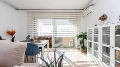 Apialia Sabadell presents this spacious and bright apartment by builder Mañero, located in one of the most established and attractive areas of Gràcia, surrounded by shops, services, schools, and public transport. The property is in a building with lift access and includes a parking space and storage room in the price, adding significant value to the location. The layout is comfortable and functional, featuring 3 bedrooms: two doubles and one single. It has a full en-suite bathroom and a modern design powder room with a double sink, which was previously a full bathroom. The daytime area comprises a large, bright living-dining room with direct access to a balcony offering clear views, perfect for enjoying natural light and the outdoors. The fully independent kitchen is clearly separated from the living area, providing a practical and contemporary space. An excellent opportunity for those seeking space, light, a good layout, and all amenities, including parking and storage, in a privileged location in Gràcia. Property condition: Ready to move in. Useful area: 105 m Built-up area: 135 m2 AICAT No.: A14038 API No.: 8304 Pressurized Zone: YES Large Holder Status: NO In accordance with Article 20.1.c) of TRLGDCU and Royal Decree 515/1989, the advertised price does not include taxes or transaction costs unless expressly stated. If the transaction is subject to VAT, the current rate under Law 37/1992 will apply, along with AJD where applicable. If subject to ITP, it will be settled in accordance with Legislative Royal Decree 1/1993 and current tax regulations in Catalonia. Notary and registration fees will be paid according to the tariff, in line with the relevant Royal Decrees. The buyer will not assume expenses legally attributable to the seller. ENERGY LABEL: 5590026DF2959H0027SJ photo 2