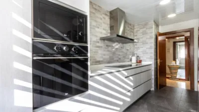 Apialia Sabadell presents this spacious and bright apartment by builder Mañero, located in one of the most established and attractive areas of Gràcia, surrounded by shops, services, schools, and public transport. The property is in a building with lift access and includes a parking space and storage room in the price, adding significant value to the location. The layout is comfortable and functional, featuring 3 bedrooms: two doubles and one single. It has a full en-suite bathroom and a modern design powder room with a double sink, which was previously a full bathroom. The daytime area comprises a large, bright living-dining room with direct access to a balcony offering clear views, perfect for enjoying natural light and the outdoors. The fully independent kitchen is clearly separated from the living area, providing a practical and contemporary space. An excellent opportunity for those seeking space, light, a good layout, and all amenities, including parking and storage, in a privileged location in Gràcia. Property condition: Ready to move in. Useful area: 105 m Built-up area: 135 m2 AICAT No.: A14038 API No.: 8304 Pressurized Zone: YES Large Holder Status: NO In accordance with Article 20.1.c) of TRLGDCU and Royal Decree 515/1989, the advertised price does not include taxes or transaction costs unless expressly stated. If the transaction is subject to VAT, the current rate under Law 37/1992 will apply, along with AJD where applicable. If subject to ITP, it will be settled in accordance with Legislative Royal Decree 1/1993 and current tax regulations in Catalonia. Notary and registration fees will be paid according to the tariff, in line with the relevant Royal Decrees. The buyer will not assume expenses legally attributable to the seller. ENERGY LABEL: 5590026DF2959H0027SJ photo 21