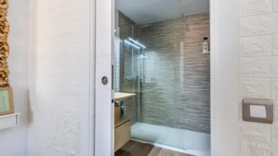 Apialia Sabadell presents this spacious and bright apartment by builder Mañero, located in one of the most established and attractive areas of Gràcia, surrounded by shops, services, schools, and public transport. The property is in a building with lift access and includes a parking space and storage room in the price, adding significant value to the location. The layout is comfortable and functional, featuring 3 bedrooms: two doubles and one single. It has a full en-suite bathroom and a modern design powder room with a double sink, which was previously a full bathroom. The daytime area comprises a large, bright living-dining room with direct access to a balcony offering clear views, perfect for enjoying natural light and the outdoors. The fully independent kitchen is clearly separated from the living area, providing a practical and contemporary space. An excellent opportunity for those seeking space, light, a good layout, and all amenities, including parking and storage, in a privileged location in Gràcia. Property condition: Ready to move in. Useful area: 105 m Built-up area: 135 m2 AICAT No.: A14038 API No.: 8304 Pressurized Zone: YES Large Holder Status: NO In accordance with Article 20.1.c) of TRLGDCU and Royal Decree 515/1989, the advertised price does not include taxes or transaction costs unless expressly stated. If the transaction is subject to VAT, the current rate under Law 37/1992 will apply, along with AJD where applicable. If subject to ITP, it will be settled in accordance with Legislative Royal Decree 1/1993 and current tax regulations in Catalonia. Notary and registration fees will be paid according to the tariff, in line with the relevant Royal Decrees. The buyer will not assume expenses legally attributable to the seller. ENERGY LABEL: 5590026DF2959H0027SJ photo 43