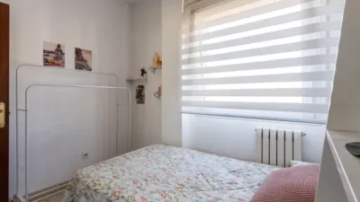 Apialia Sabadell presents this spacious and bright apartment by builder Mañero, located in one of the most established and attractive areas of Gràcia, surrounded by shops, services, schools, and public transport. The property is in a building with lift access and includes a parking space and storage room in the price, adding significant value to the location. The layout is comfortable and functional, featuring 3 bedrooms: two doubles and one single. It has a full en-suite bathroom and a modern design powder room with a double sink, which was previously a full bathroom. The daytime area comprises a large, bright living-dining room with direct access to a balcony offering clear views, perfect for enjoying natural light and the outdoors. The fully independent kitchen is clearly separated from the living area, providing a practical and contemporary space. An excellent opportunity for those seeking space, light, a good layout, and all amenities, including parking and storage, in a privileged location in Gràcia. Property condition: Ready to move in. Useful area: 105 m Built-up area: 135 m2 AICAT No.: A14038 API No.: 8304 Pressurized Zone: YES Large Holder Status: NO In accordance with Article 20.1.c) of TRLGDCU and Royal Decree 515/1989, the advertised price does not include taxes or transaction costs unless expressly stated. If the transaction is subject to VAT, the current rate under Law 37/1992 will apply, along with AJD where applicable. If subject to ITP, it will be settled in accordance with Legislative Royal Decree 1/1993 and current tax regulations in Catalonia. Notary and registration fees will be paid according to the tariff, in line with the relevant Royal Decrees. The buyer will not assume expenses legally attributable to the seller. ENERGY LABEL: 5590026DF2959H0027SJ photo 47