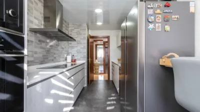 Apialia Sabadell presents this spacious and bright apartment by builder Mañero, located in one of the most established and attractive areas of Gràcia, surrounded by shops, services, schools, and public transport. The property is in a building with lift access and includes a parking space and storage room in the price, adding significant value to the location. The layout is comfortable and functional, featuring 3 bedrooms: two doubles and one single. It has a full en-suite bathroom and a modern design powder room with a double sink, which was previously a full bathroom. The daytime area comprises a large, bright living-dining room with direct access to a balcony offering clear views, perfect for enjoying natural light and the outdoors. The fully independent kitchen is clearly separated from the living area, providing a practical and contemporary space. An excellent opportunity for those seeking space, light, a good layout, and all amenities, including parking and storage, in a privileged location in Gràcia. Property condition: Ready to move in. Useful area: 105 m Built-up area: 135 m2 AICAT No.: A14038 API No.: 8304 Pressurized Zone: YES Large Holder Status: NO In accordance with Article 20.1.c) of TRLGDCU and Royal Decree 515/1989, the advertised price does not include taxes or transaction costs unless expressly stated. If the transaction is subject to VAT, the current rate under Law 37/1992 will apply, along with AJD where applicable. If subject to ITP, it will be settled in accordance with Legislative Royal Decree 1/1993 and current tax regulations in Catalonia. Notary and registration fees will be paid according to the tariff, in line with the relevant Royal Decrees. The buyer will not assume expenses legally attributable to the seller. ENERGY LABEL: 5590026DF2959H0027SJ photo 4