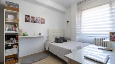 Apialia Sabadell presents this spacious and bright apartment by builder Mañero, located in one of the most established and attractive areas of Gràcia, surrounded by shops, services, schools, and public transport. The property is in a building with lift access and includes a parking space and storage room in the price, adding significant value to the location. The layout is comfortable and functional, featuring 3 bedrooms: two doubles and one single. It has a full en-suite bathroom and a modern design powder room with a double sink, which was previously a full bathroom. The daytime area comprises a large, bright living-dining room with direct access to a balcony offering clear views, perfect for enjoying natural light and the outdoors. The fully independent kitchen is clearly separated from the living area, providing a practical and contemporary space. An excellent opportunity for those seeking space, light, a good layout, and all amenities, including parking and storage, in a privileged location in Gràcia. Property condition: Ready to move in. Useful area: 105 m Built-up area: 135 m2 AICAT No.: A14038 API No.: 8304 Pressurized Zone: YES Large Holder Status: NO In accordance with Article 20.1.c) of TRLGDCU and Royal Decree 515/1989, the advertised price does not include taxes or transaction costs unless expressly stated. If the transaction is subject to VAT, the current rate under Law 37/1992 will apply, along with AJD where applicable. If subject to ITP, it will be settled in accordance with Legislative Royal Decree 1/1993 and current tax regulations in Catalonia. Notary and registration fees will be paid according to the tariff, in line with the relevant Royal Decrees. The buyer will not assume expenses legally attributable to the seller. ENERGY LABEL: 5590026DF2959H0027SJ photo 13