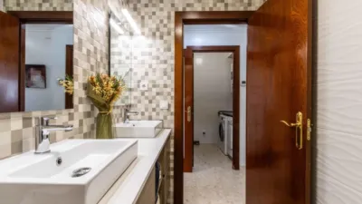 Apialia Sabadell presents this spacious and bright apartment by builder Mañero, located in one of the most established and attractive areas of Gràcia, surrounded by shops, services, schools, and public transport. The property is in a building with lift access and includes a parking space and storage room in the price, adding significant value to the location. The layout is comfortable and functional, featuring 3 bedrooms: two doubles and one single. It has a full en-suite bathroom and a modern design powder room with a double sink, which was previously a full bathroom. The daytime area comprises a large, bright living-dining room with direct access to a balcony offering clear views, perfect for enjoying natural light and the outdoors. The fully independent kitchen is clearly separated from the living area, providing a practical and contemporary space. An excellent opportunity for those seeking space, light, a good layout, and all amenities, including parking and storage, in a privileged location in Gràcia. Property condition: Ready to move in. Useful area: 105 m Built-up area: 135 m2 AICAT No.: A14038 API No.: 8304 Pressurized Zone: YES Large Holder Status: NO In accordance with Article 20.1.c) of TRLGDCU and Royal Decree 515/1989, the advertised price does not include taxes or transaction costs unless expressly stated. If the transaction is subject to VAT, the current rate under Law 37/1992 will apply, along with AJD where applicable. If subject to ITP, it will be settled in accordance with Legislative Royal Decree 1/1993 and current tax regulations in Catalonia. Notary and registration fees will be paid according to the tariff, in line with the relevant Royal Decrees. The buyer will not assume expenses legally attributable to the seller. ENERGY LABEL: 5590026DF2959H0027SJ photo 36