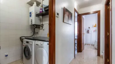 Apialia Sabadell presents this spacious and bright apartment by builder Mañero, located in one of the most established and attractive areas of Gràcia, surrounded by shops, services, schools, and public transport. The property is in a building with lift access and includes a parking space and storage room in the price, adding significant value to the location. The layout is comfortable and functional, featuring 3 bedrooms: two doubles and one single. It has a full en-suite bathroom and a modern design powder room with a double sink, which was previously a full bathroom. The daytime area comprises a large, bright living-dining room with direct access to a balcony offering clear views, perfect for enjoying natural light and the outdoors. The fully independent kitchen is clearly separated from the living area, providing a practical and contemporary space. An excellent opportunity for those seeking space, light, a good layout, and all amenities, including parking and storage, in a privileged location in Gràcia. Property condition: Ready to move in. Useful area: 105 m Built-up area: 135 m2 AICAT No.: A14038 API No.: 8304 Pressurized Zone: YES Large Holder Status: NO In accordance with Article 20.1.c) of TRLGDCU and Royal Decree 515/1989, the advertised price does not include taxes or transaction costs unless expressly stated. If the transaction is subject to VAT, the current rate under Law 37/1992 will apply, along with AJD where applicable. If subject to ITP, it will be settled in accordance with Legislative Royal Decree 1/1993 and current tax regulations in Catalonia. Notary and registration fees will be paid according to the tariff, in line with the relevant Royal Decrees. The buyer will not assume expenses legally attributable to the seller. ENERGY LABEL: 5590026DF2959H0027SJ photo 38