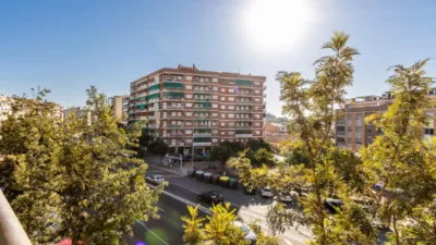 Apialia Sabadell presents this spacious and bright apartment by builder Mañero, located in one of the most established and attractive areas of Gràcia, surrounded by shops, services, schools, and public transport. The property is in a building with lift access and includes a parking space and storage room in the price, adding significant value to the location. The layout is comfortable and functional, featuring 3 bedrooms: two doubles and one single. It has a full en-suite bathroom and a modern design powder room with a double sink, which was previously a full bathroom. The daytime area comprises a large, bright living-dining room with direct access to a balcony offering clear views, perfect for enjoying natural light and the outdoors. The fully independent kitchen is clearly separated from the living area, providing a practical and contemporary space. An excellent opportunity for those seeking space, light, a good layout, and all amenities, including parking and storage, in a privileged location in Gràcia. Property condition: Ready to move in. Useful area: 105 m Built-up area: 135 m2 AICAT No.: A14038 API No.: 8304 Pressurized Zone: YES Large Holder Status: NO In accordance with Article 20.1.c) of TRLGDCU and Royal Decree 515/1989, the advertised price does not include taxes or transaction costs unless expressly stated. If the transaction is subject to VAT, the current rate under Law 37/1992 will apply, along with AJD where applicable. If subject to ITP, it will be settled in accordance with Legislative Royal Decree 1/1993 and current tax regulations in Catalonia. Notary and registration fees will be paid according to the tariff, in line with the relevant Royal Decrees. The buyer will not assume expenses legally attributable to the seller. ENERGY LABEL: 5590026DF2959H0027SJ photo 28
