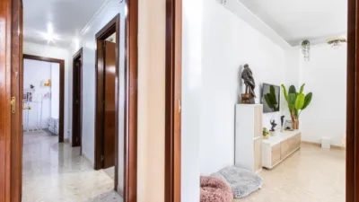 Apialia Sabadell presents this spacious and bright apartment by builder Mañero, located in one of the most established and attractive areas of Gràcia, surrounded by shops, services, schools, and public transport. The property is in a building with lift access and includes a parking space and storage room in the price, adding significant value to the location. The layout is comfortable and functional, featuring 3 bedrooms: two doubles and one single. It has a full en-suite bathroom and a modern design powder room with a double sink, which was previously a full bathroom. The daytime area comprises a large, bright living-dining room with direct access to a balcony offering clear views, perfect for enjoying natural light and the outdoors. The fully independent kitchen is clearly separated from the living area, providing a practical and contemporary space. An excellent opportunity for those seeking space, light, a good layout, and all amenities, including parking and storage, in a privileged location in Gràcia. Property condition: Ready to move in. Useful area: 105 m Built-up area: 135 m2 AICAT No.: A14038 API No.: 8304 Pressurized Zone: YES Large Holder Status: NO In accordance with Article 20.1.c) of TRLGDCU and Royal Decree 515/1989, the advertised price does not include taxes or transaction costs unless expressly stated. If the transaction is subject to VAT, the current rate under Law 37/1992 will apply, along with AJD where applicable. If subject to ITP, it will be settled in accordance with Legislative Royal Decree 1/1993 and current tax regulations in Catalonia. Notary and registration fees will be paid according to the tariff, in line with the relevant Royal Decrees. The buyer will not assume expenses legally attributable to the seller. ENERGY LABEL: 5590026DF2959H0027SJ photo 33