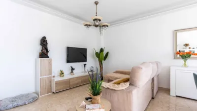 Apialia Sabadell presents this spacious and bright apartment by builder Mañero, located in one of the most established and attractive areas of Gràcia, surrounded by shops, services, schools, and public transport. The property is in a building with lift access and includes a parking space and storage room in the price, adding significant value to the location. The layout is comfortable and functional, featuring 3 bedrooms: two doubles and one single. It has a full en-suite bathroom and a modern design powder room with a double sink, which was previously a full bathroom. The daytime area comprises a large, bright living-dining room with direct access to a balcony offering clear views, perfect for enjoying natural light and the outdoors. The fully independent kitchen is clearly separated from the living area, providing a practical and contemporary space. An excellent opportunity for those seeking space, light, a good layout, and all amenities, including parking and storage, in a privileged location in Gràcia. Property condition: Ready to move in. Useful area: 105 m Built-up area: 135 m2 AICAT No.: A14038 API No.: 8304 Pressurized Zone: YES Large Holder Status: NO In accordance with Article 20.1.c) of TRLGDCU and Royal Decree 515/1989, the advertised price does not include taxes or transaction costs unless expressly stated. If the transaction is subject to VAT, the current rate under Law 37/1992 will apply, along with AJD where applicable. If subject to ITP, it will be settled in accordance with Legislative Royal Decree 1/1993 and current tax regulations in Catalonia. Notary and registration fees will be paid according to the tariff, in line with the relevant Royal Decrees. The buyer will not assume expenses legally attributable to the seller. ENERGY LABEL: 5590026DF2959H0027SJ photo 31