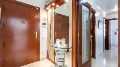 Apialia Sabadell presents this spacious and bright apartment by builder Mañero, located in one of the most established and attractive areas of Gràcia, surrounded by shops, services, schools, and public transport. The property is in a building with lift access and includes a parking space and storage room in the price, adding significant value to the location. The layout is comfortable and functional, featuring 3 bedrooms: two doubles and one single. It has a full en-suite bathroom and a modern design powder room with a double sink, which was previously a full bathroom. The daytime area comprises a large, bright living-dining room with direct access to a balcony offering clear views, perfect for enjoying natural light and the outdoors. The fully independent kitchen is clearly separated from the living area, providing a practical and contemporary space. An excellent opportunity for those seeking space, light, a good layout, and all amenities, including parking and storage, in a privileged location in Gràcia. Property condition: Ready to move in. Useful area: 105 m Built-up area: 135 m2 AICAT No.: A14038 API No.: 8304 Pressurized Zone: YES Large Holder Status: NO In accordance with Article 20.1.c) of TRLGDCU and Royal Decree 515/1989, the advertised price does not include taxes or transaction costs unless expressly stated. If the transaction is subject to VAT, the current rate under Law 37/1992 will apply, along with AJD where applicable. If subject to ITP, it will be settled in accordance with Legislative Royal Decree 1/1993 and current tax regulations in Catalonia. Notary and registration fees will be paid according to the tariff, in line with the relevant Royal Decrees. The buyer will not assume expenses legally attributable to the seller. ENERGY LABEL: 5590026DF2959H0027SJ photo 32