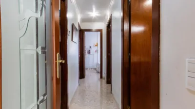 Apialia Sabadell presents this spacious and bright apartment by builder Mañero, located in one of the most established and attractive areas of Gràcia, surrounded by shops, services, schools, and public transport. The property is in a building with lift access and includes a parking space and storage room in the price, adding significant value to the location. The layout is comfortable and functional, featuring 3 bedrooms: two doubles and one single. It has a full en-suite bathroom and a modern design powder room with a double sink, which was previously a full bathroom. The daytime area comprises a large, bright living-dining room with direct access to a balcony offering clear views, perfect for enjoying natural light and the outdoors. The fully independent kitchen is clearly separated from the living area, providing a practical and contemporary space. An excellent opportunity for those seeking space, light, a good layout, and all amenities, including parking and storage, in a privileged location in Gràcia. Property condition: Ready to move in. Useful area: 105 m Built-up area: 135 m2 AICAT No.: A14038 API No.: 8304 Pressurized Zone: YES Large Holder Status: NO In accordance with Article 20.1.c) of TRLGDCU and Royal Decree 515/1989, the advertised price does not include taxes or transaction costs unless expressly stated. If the transaction is subject to VAT, the current rate under Law 37/1992 will apply, along with AJD where applicable. If subject to ITP, it will be settled in accordance with Legislative Royal Decree 1/1993 and current tax regulations in Catalonia. Notary and registration fees will be paid according to the tariff, in line with the relevant Royal Decrees. The buyer will not assume expenses legally attributable to the seller. ENERGY LABEL: 5590026DF2959H0027SJ photo 34