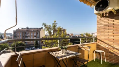Apialia Sabadell presents this spacious and bright apartment by builder Mañero, located in one of the most established and attractive areas of Gràcia, surrounded by shops, services, schools, and public transport. The property is in a building with lift access and includes a parking space and storage room in the price, adding significant value to the location. The layout is comfortable and functional, featuring 3 bedrooms: two doubles and one single. It has a full en-suite bathroom and a modern design powder room with a double sink, which was previously a full bathroom. The daytime area comprises a large, bright living-dining room with direct access to a balcony offering clear views, perfect for enjoying natural light and the outdoors. The fully independent kitchen is clearly separated from the living area, providing a practical and contemporary space. An excellent opportunity for those seeking space, light, a good layout, and all amenities, including parking and storage, in a privileged location in Gràcia. Property condition: Ready to move in. Useful area: 105 m Built-up area: 135 m2 AICAT No.: A14038 API No.: 8304 Pressurized Zone: YES Large Holder Status: NO In accordance with Article 20.1.c) of TRLGDCU and Royal Decree 515/1989, the advertised price does not include taxes or transaction costs unless expressly stated. If the transaction is subject to VAT, the current rate under Law 37/1992 will apply, along with AJD where applicable. If subject to ITP, it will be settled in accordance with Legislative Royal Decree 1/1993 and current tax regulations in Catalonia. Notary and registration fees will be paid according to the tariff, in line with the relevant Royal Decrees. The buyer will not assume expenses legally attributable to the seller. ENERGY LABEL: 5590026DF2959H0027SJ photo 29