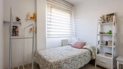 Apialia Sabadell presents this spacious and bright apartment by builder Mañero, located in one of the most established and attractive areas of Gràcia, surrounded by shops, services, schools, and public transport. The property is in a building with lift access and includes a parking space and storage room in the price, adding significant value to the location. The layout is comfortable and functional, featuring 3 bedrooms: two doubles and one single. It has a full en-suite bathroom and a modern design powder room with a double sink, which was previously a full bathroom. The daytime area comprises a large, bright living-dining room with direct access to a balcony offering clear views, perfect for enjoying natural light and the outdoors. The fully independent kitchen is clearly separated from the living area, providing a practical and contemporary space. An excellent opportunity for those seeking space, light, a good layout, and all amenities, including parking and storage, in a privileged location in Gràcia. Property condition: Ready to move in. Useful area: 105 m Built-up area: 135 m2 AICAT No.: A14038 API No.: 8304 Pressurized Zone: YES Large Holder Status: NO In accordance with Article 20.1.c) of TRLGDCU and Royal Decree 515/1989, the advertised price does not include taxes or transaction costs unless expressly stated. If the transaction is subject to VAT, the current rate under Law 37/1992 will apply, along with AJD where applicable. If subject to ITP, it will be settled in accordance with Legislative Royal Decree 1/1993 and current tax regulations in Catalonia. Notary and registration fees will be paid according to the tariff, in line with the relevant Royal Decrees. The buyer will not assume expenses legally attributable to the seller. ENERGY LABEL: 5590026DF2959H0027SJ photo 11