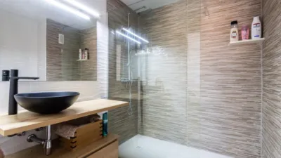 Apialia Sabadell presents this spacious and bright apartment by builder Mañero, located in one of the most established and attractive areas of Gràcia, surrounded by shops, services, schools, and public transport. The property is in a building with lift access and includes a parking space and storage room in the price, adding significant value to the location. The layout is comfortable and functional, featuring 3 bedrooms: two doubles and one single. It has a full en-suite bathroom and a modern design powder room with a double sink, which was previously a full bathroom. The daytime area comprises a large, bright living-dining room with direct access to a balcony offering clear views, perfect for enjoying natural light and the outdoors. The fully independent kitchen is clearly separated from the living area, providing a practical and contemporary space. An excellent opportunity for those seeking space, light, a good layout, and all amenities, including parking and storage, in a privileged location in Gràcia. Property condition: Ready to move in. Useful area: 105 m Built-up area: 135 m2 AICAT No.: A14038 API No.: 8304 Pressurized Zone: YES Large Holder Status: NO In accordance with Article 20.1.c) of TRLGDCU and Royal Decree 515/1989, the advertised price does not include taxes or transaction costs unless expressly stated. If the transaction is subject to VAT, the current rate under Law 37/1992 will apply, along with AJD where applicable. If subject to ITP, it will be settled in accordance with Legislative Royal Decree 1/1993 and current tax regulations in Catalonia. Notary and registration fees will be paid according to the tariff, in line with the relevant Royal Decrees. The buyer will not assume expenses legally attributable to the seller. ENERGY LABEL: 5590026DF2959H0027SJ photo 6