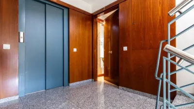 Apialia Sabadell presents this spacious and bright apartment by builder Mañero, located in one of the most established and attractive areas of Gràcia, surrounded by shops, services, schools, and public transport. The property is in a building with lift access and includes a parking space and storage room in the price, adding significant value to the location. The layout is comfortable and functional, featuring 3 bedrooms: two doubles and one single. It has a full en-suite bathroom and a modern design powder room with a double sink, which was previously a full bathroom. The daytime area comprises a large, bright living-dining room with direct access to a balcony offering clear views, perfect for enjoying natural light and the outdoors. The fully independent kitchen is clearly separated from the living area, providing a practical and contemporary space. An excellent opportunity for those seeking space, light, a good layout, and all amenities, including parking and storage, in a privileged location in Gràcia. Property condition: Ready to move in. Useful area: 105 m Built-up area: 135 m2 AICAT No.: A14038 API No.: 8304 Pressurized Zone: YES Large Holder Status: NO In accordance with Article 20.1.c) of TRLGDCU and Royal Decree 515/1989, the advertised price does not include taxes or transaction costs unless expressly stated. If the transaction is subject to VAT, the current rate under Law 37/1992 will apply, along with AJD where applicable. If subject to ITP, it will be settled in accordance with Legislative Royal Decree 1/1993 and current tax regulations in Catalonia. Notary and registration fees will be paid according to the tariff, in line with the relevant Royal Decrees. The buyer will not assume expenses legally attributable to the seller. ENERGY LABEL: 5590026DF2959H0027SJ photo 25