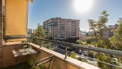 Apialia Sabadell presents this spacious and bright apartment by builder Mañero, located in one of the most established and attractive areas of Gràcia, surrounded by shops, services, schools, and public transport. The property is in a building with lift access and includes a parking space and storage room in the price, adding significant value to the location. The layout is comfortable and functional, featuring 3 bedrooms: two doubles and one single. It has a full en-suite bathroom and a modern design powder room with a double sink, which was previously a full bathroom. The daytime area comprises a large, bright living-dining room with direct access to a balcony offering clear views, perfect for enjoying natural light and the outdoors. The fully independent kitchen is clearly separated from the living area, providing a practical and contemporary space. An excellent opportunity for those seeking space, light, a good layout, and all amenities, including parking and storage, in a privileged location in Gràcia. Property condition: Ready to move in. Useful area: 105 m Built-up area: 135 m2 AICAT No.: A14038 API No.: 8304 Pressurized Zone: YES Large Holder Status: NO In accordance with Article 20.1.c) of TRLGDCU and Royal Decree 515/1989, the advertised price does not include taxes or transaction costs unless expressly stated. If the transaction is subject to VAT, the current rate under Law 37/1992 will apply, along with AJD where applicable. If subject to ITP, it will be settled in accordance with Legislative Royal Decree 1/1993 and current tax regulations in Catalonia. Notary and registration fees will be paid according to the tariff, in line with the relevant Royal Decrees. The buyer will not assume expenses legally attributable to the seller. ENERGY LABEL: 5590026DF2959H0027SJ photo 27