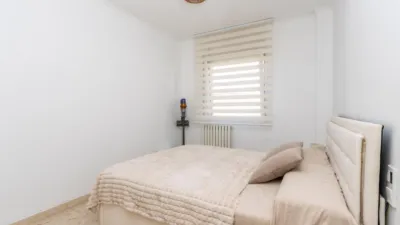 Apialia Sabadell presents this spacious and bright apartment by builder Mañero, located in one of the most established and attractive areas of Gràcia, surrounded by shops, services, schools, and public transport. The property is in a building with lift access and includes a parking space and storage room in the price, adding significant value to the location. The layout is comfortable and functional, featuring 3 bedrooms: two doubles and one single. It has a full en-suite bathroom and a modern design powder room with a double sink, which was previously a full bathroom. The daytime area comprises a large, bright living-dining room with direct access to a balcony offering clear views, perfect for enjoying natural light and the outdoors. The fully independent kitchen is clearly separated from the living area, providing a practical and contemporary space. An excellent opportunity for those seeking space, light, a good layout, and all amenities, including parking and storage, in a privileged location in Gràcia. Property condition: Ready to move in. Useful area: 105 m Built-up area: 135 m2 AICAT No.: A14038 API No.: 8304 Pressurized Zone: YES Large Holder Status: NO In accordance with Article 20.1.c) of TRLGDCU and Royal Decree 515/1989, the advertised price does not include taxes or transaction costs unless expressly stated. If the transaction is subject to VAT, the current rate under Law 37/1992 will apply, along with AJD where applicable. If subject to ITP, it will be settled in accordance with Legislative Royal Decree 1/1993 and current tax regulations in Catalonia. Notary and registration fees will be paid according to the tariff, in line with the relevant Royal Decrees. The buyer will not assume expenses legally attributable to the seller. ENERGY LABEL: 5590026DF2959H0027SJ photo 41