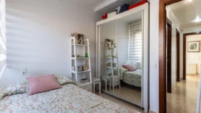 Apialia Sabadell presents this spacious and bright apartment by builder Mañero, located in one of the most established and attractive areas of Gràcia, surrounded by shops, services, schools, and public transport. The property is in a building with lift access and includes a parking space and storage room in the price, adding significant value to the location. The layout is comfortable and functional, featuring 3 bedrooms: two doubles and one single. It has a full en-suite bathroom and a modern design powder room with a double sink, which was previously a full bathroom. The daytime area comprises a large, bright living-dining room with direct access to a balcony offering clear views, perfect for enjoying natural light and the outdoors. The fully independent kitchen is clearly separated from the living area, providing a practical and contemporary space. An excellent opportunity for those seeking space, light, a good layout, and all amenities, including parking and storage, in a privileged location in Gràcia. Property condition: Ready to move in. Useful area: 105 m Built-up area: 135 m2 AICAT No.: A14038 API No.: 8304 Pressurized Zone: YES Large Holder Status: NO In accordance with Article 20.1.c) of TRLGDCU and Royal Decree 515/1989, the advertised price does not include taxes or transaction costs unless expressly stated. If the transaction is subject to VAT, the current rate under Law 37/1992 will apply, along with AJD where applicable. If subject to ITP, it will be settled in accordance with Legislative Royal Decree 1/1993 and current tax regulations in Catalonia. Notary and registration fees will be paid according to the tariff, in line with the relevant Royal Decrees. The buyer will not assume expenses legally attributable to the seller. ENERGY LABEL: 5590026DF2959H0027SJ photo 46