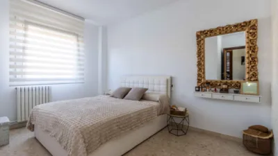Apialia Sabadell presents this spacious and bright apartment by builder Mañero, located in one of the most established and attractive areas of Gràcia, surrounded by shops, services, schools, and public transport. The property is in a building with lift access and includes a parking space and storage room in the price, adding significant value to the location. The layout is comfortable and functional, featuring 3 bedrooms: two doubles and one single. It has a full en-suite bathroom and a modern design powder room with a double sink, which was previously a full bathroom. The daytime area comprises a large, bright living-dining room with direct access to a balcony offering clear views, perfect for enjoying natural light and the outdoors. The fully independent kitchen is clearly separated from the living area, providing a practical and contemporary space. An excellent opportunity for those seeking space, light, a good layout, and all amenities, including parking and storage, in a privileged location in Gràcia. Property condition: Ready to move in. Useful area: 105 m Built-up area: 135 m2 AICAT No.: A14038 API No.: 8304 Pressurized Zone: YES Large Holder Status: NO In accordance with Article 20.1.c) of TRLGDCU and Royal Decree 515/1989, the advertised price does not include taxes or transaction costs unless expressly stated. If the transaction is subject to VAT, the current rate under Law 37/1992 will apply, along with AJD where applicable. If subject to ITP, it will be settled in accordance with Legislative Royal Decree 1/1993 and current tax regulations in Catalonia. Notary and registration fees will be paid according to the tariff, in line with the relevant Royal Decrees. The buyer will not assume expenses legally attributable to the seller. ENERGY LABEL: 5590026DF2959H0027SJ photo 9