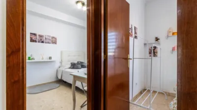 Apialia Sabadell presents this spacious and bright apartment by builder Mañero, located in one of the most established and attractive areas of Gràcia, surrounded by shops, services, schools, and public transport. The property is in a building with lift access and includes a parking space and storage room in the price, adding significant value to the location. The layout is comfortable and functional, featuring 3 bedrooms: two doubles and one single. It has a full en-suite bathroom and a modern design powder room with a double sink, which was previously a full bathroom. The daytime area comprises a large, bright living-dining room with direct access to a balcony offering clear views, perfect for enjoying natural light and the outdoors. The fully independent kitchen is clearly separated from the living area, providing a practical and contemporary space. An excellent opportunity for those seeking space, light, a good layout, and all amenities, including parking and storage, in a privileged location in Gràcia. Property condition: Ready to move in. Useful area: 105 m Built-up area: 135 m2 AICAT No.: A14038 API No.: 8304 Pressurized Zone: YES Large Holder Status: NO In accordance with Article 20.1.c) of TRLGDCU and Royal Decree 515/1989, the advertised price does not include taxes or transaction costs unless expressly stated. If the transaction is subject to VAT, the current rate under Law 37/1992 will apply, along with AJD where applicable. If subject to ITP, it will be settled in accordance with Legislative Royal Decree 1/1993 and current tax regulations in Catalonia. Notary and registration fees will be paid according to the tariff, in line with the relevant Royal Decrees. The buyer will not assume expenses legally attributable to the seller. ENERGY LABEL: 5590026DF2959H0027SJ photo 48