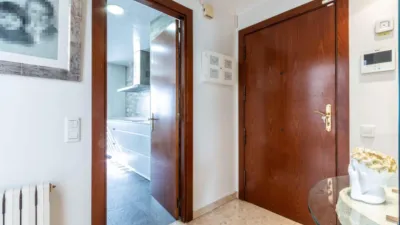 Apialia Sabadell presents this spacious and bright apartment by builder Mañero, located in one of the most established and attractive areas of Gràcia, surrounded by shops, services, schools, and public transport. The property is in a building with lift access and includes a parking space and storage room in the price, adding significant value to the location. The layout is comfortable and functional, featuring 3 bedrooms: two doubles and one single. It has a full en-suite bathroom and a modern design powder room with a double sink, which was previously a full bathroom. The daytime area comprises a large, bright living-dining room with direct access to a balcony offering clear views, perfect for enjoying natural light and the outdoors. The fully independent kitchen is clearly separated from the living area, providing a practical and contemporary space. An excellent opportunity for those seeking space, light, a good layout, and all amenities, including parking and storage, in a privileged location in Gràcia. Property condition: Ready to move in. Useful area: 105 m Built-up area: 135 m2 AICAT No.: A14038 API No.: 8304 Pressurized Zone: YES Large Holder Status: NO In accordance with Article 20.1.c) of TRLGDCU and Royal Decree 515/1989, the advertised price does not include taxes or transaction costs unless expressly stated. If the transaction is subject to VAT, the current rate under Law 37/1992 will apply, along with AJD where applicable. If subject to ITP, it will be settled in accordance with Legislative Royal Decree 1/1993 and current tax regulations in Catalonia. Notary and registration fees will be paid according to the tariff, in line with the relevant Royal Decrees. The buyer will not assume expenses legally attributable to the seller. ENERGY LABEL: 5590026DF2959H0027SJ photo 51