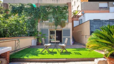 Terraced house in Carrer de Batista i Roca photo 3