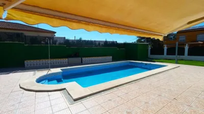 Chalet on Urbanizacion La Colinas Street photo 3