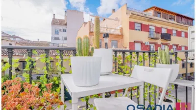 Flat for sale in Calle de Santa Ana, La Zubia - Don't miss out! Discover this charming flat, located in an excellent position, very central and with easy access to all amenities. This home is in impeccable condition and is for those seeking comfort and functionality. It features a bright living room that opens onto a balcony perfect for enjoying the fresh air. The kitchen has access to a practical laundry area, making daily tasks easier. The flat includes 3 cozy bedrooms, suitable for resting or working from home, and a full bathroom with everything you need. Additionally, it comes with one parking space, adding extra value to this property. Located on the first floor with lift access, this flat is accessible to everyone. Don’t miss this opportunity; this flat is perfect for those looking for a comfortable home in a very quiet area. Contact us for more information and come and view it! NOTE: The indicated PVP does not include taxes nor deed expenses, professional fees are also not included. The stated areas are descriptive and approximate. This property is sold unfurnished or at a price to be agreed. photo 5